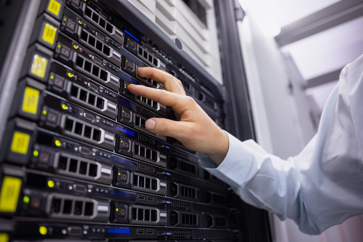 vps-server VPS vs Servidor dedicado. ¿Cuál es mejor para tu empresa?